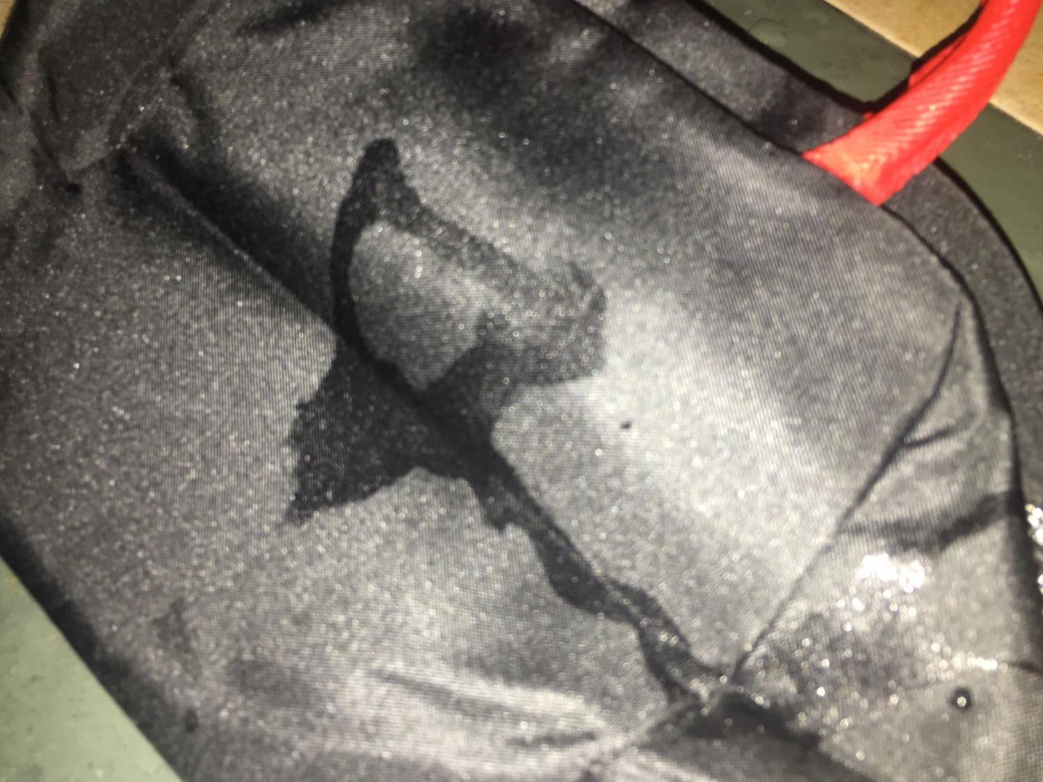 Tổng quan túi nhìn ok:

- Lớp vải ngoài thấm nước, được cái mau khô.

- Lớp  bạc phía trong may dính vào lớp ngoài nhe chứ không phải rời.

- Đường mày hơi thưa hem thấy chắc chắn lém.