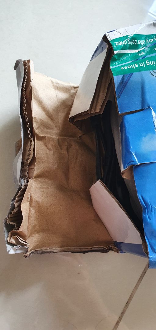 hộp bên ngoài như bị nước ướt móp méo, bong tróc, sản phẩm bên trong thì không giống mô tả và hình ảnh quảng cáo, toàn chữ tiếng Trung