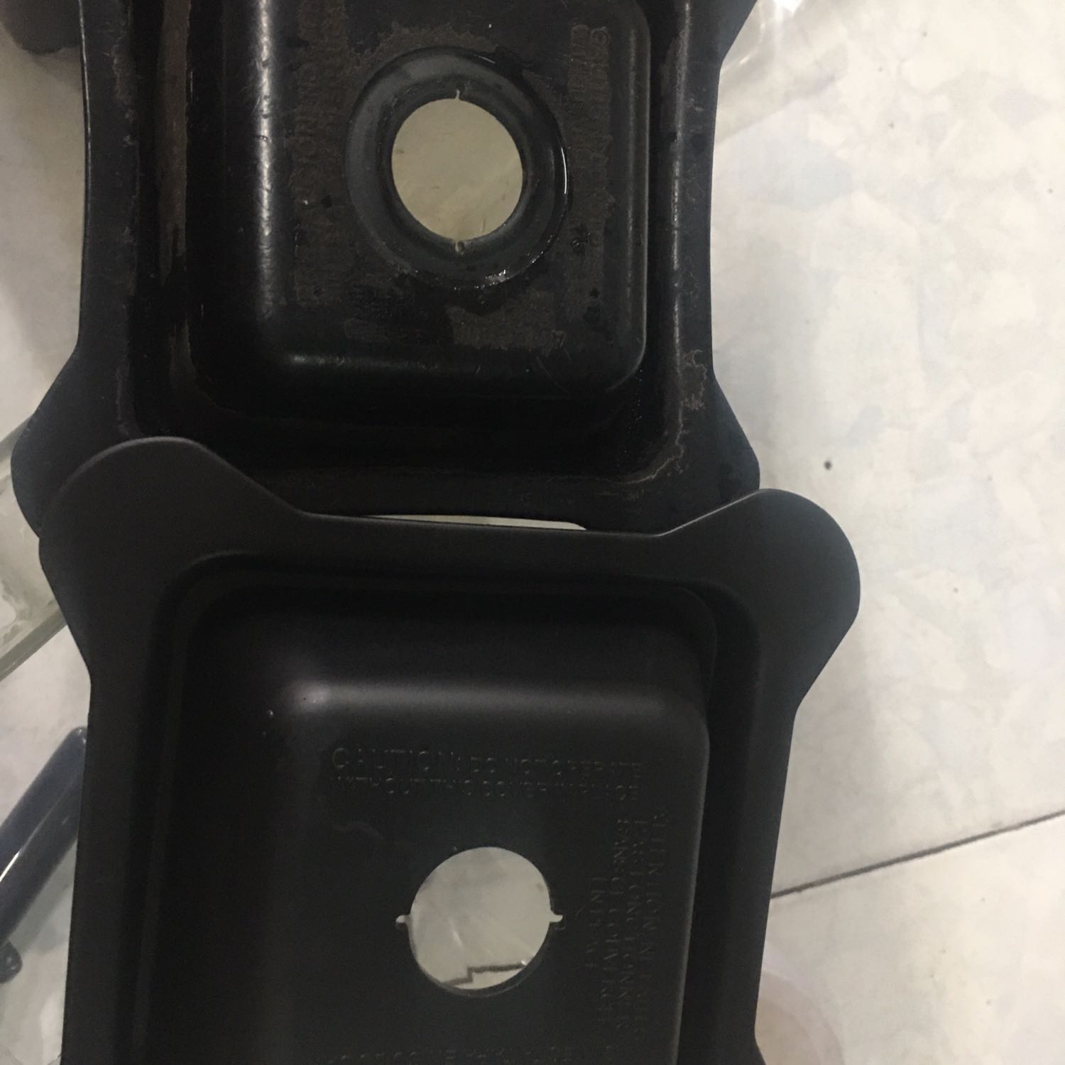 Có rất nhiều điểm kh giống máy chính hãng củ
Tay cầm khác màu ,đế khác,nắp cũng khác nhìn kỉ từng hình khác mỏi cái mỏi khác