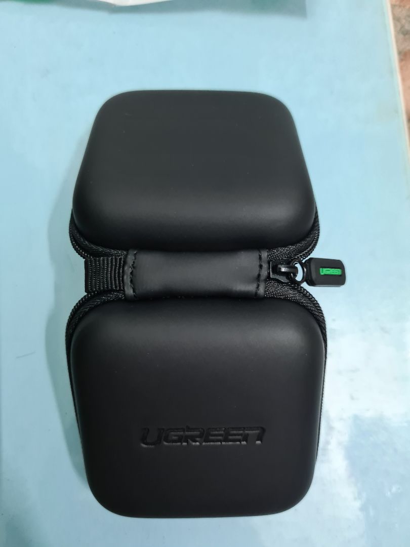 sản phẩm chắc chắn, thơm như nhiều bạn nói. nhưng chỉ có một dây kéo và có một khoảng hở nhỏ nơi khóa kéo như hình nên phân vân không biết có dễ hư không?
Nếu hư dây kéo có được bảo hành không nhỉ vì mình thấy ghi bảo hành đến 18 tháng.
Mình mua để đựng hộp tai nghe true wireless nhưng hàng chưa về nên thử dùng với những thứ khác như quảng cáo để xem sao. kết quả:

Nếu để đựng tai nghe có dây hoặc cáp sạc và củ sạc thì chỉ có củ type C và củ Micro USB mới vừa với hộp còn nếu củ sạc nhanh như hình thì để kiểu nào cũng không vô.
Nói chung thấy cũng chất lượng nhưng chỉ lo về phần dây kéo.