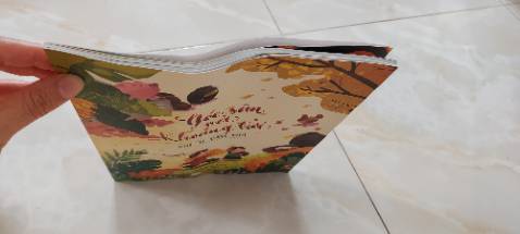 Sách vẽ hình rất đẹp, giấy bóng. Nội dung chứa đựng các bài thơ của nhà thơ Trần Đăng Khoa, phù hợp với các bé mà sách hơi mỏng nhen.  À, mình trừ 1 sao vì quyển sách giao cho mình cong vênh.