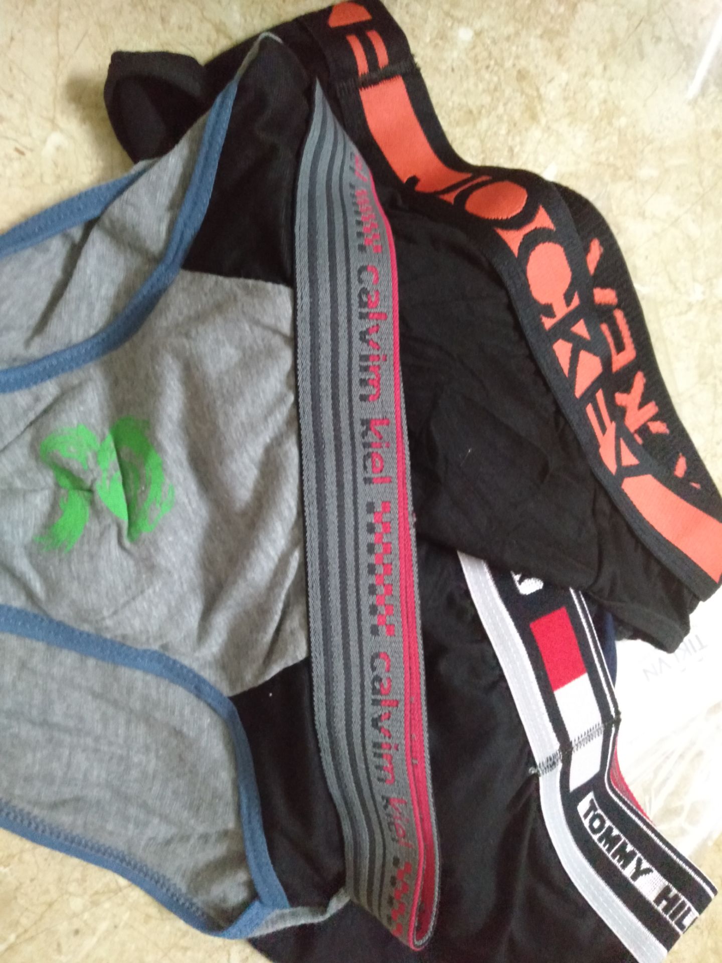 Tại sao shop đăng hình 1 kiểu mà giao hàng lại kiểu khác ạ? Mong shop xem lại xem có phải giao nhầm hàng cho mình không chứ mình rất không hài lòng với kiểu bán hàng như thế này.