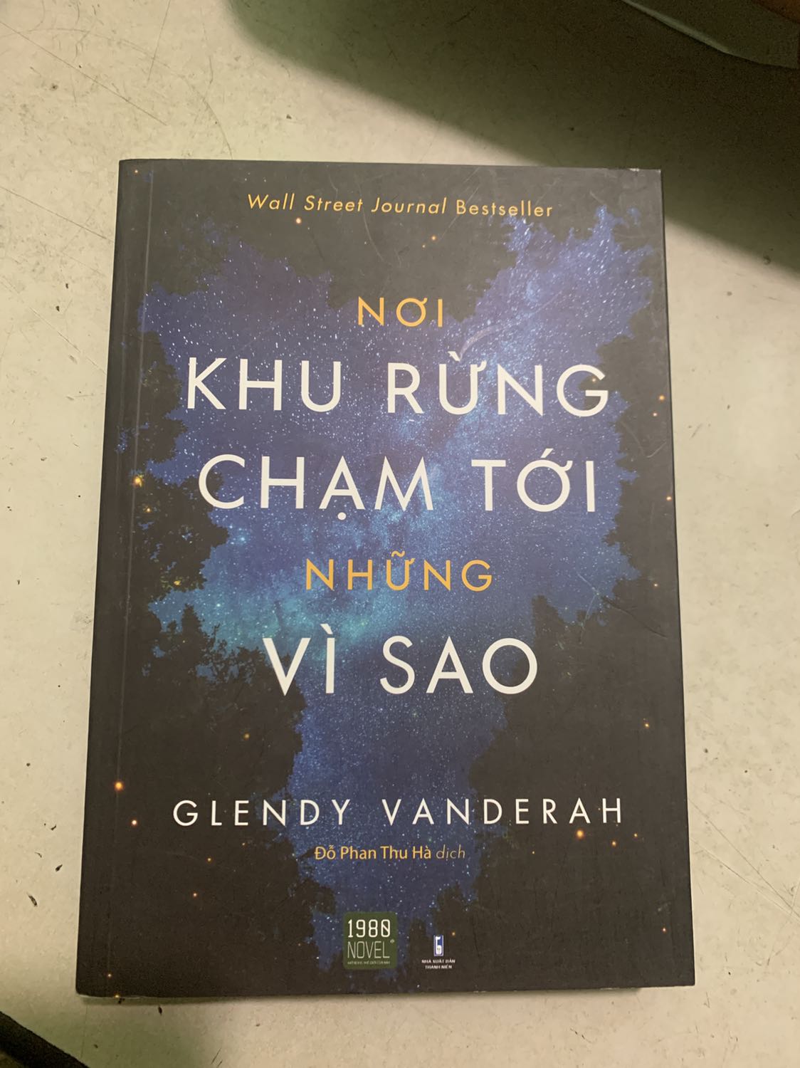 Nội dung sách mình thấy k quá xuất sắc. Nhưng ý tưởng mỗi nv trong câu truyện đều mg nỗi đau tinh thần và đc chữa lành trong quá trình tìm kiếm 5 điều kì diệu của cô bé “ng ngoài hành tinh” khá hay. Mình mua đợt hội sách cuối năm vs giá 80k. Mn có thể tham khảo.