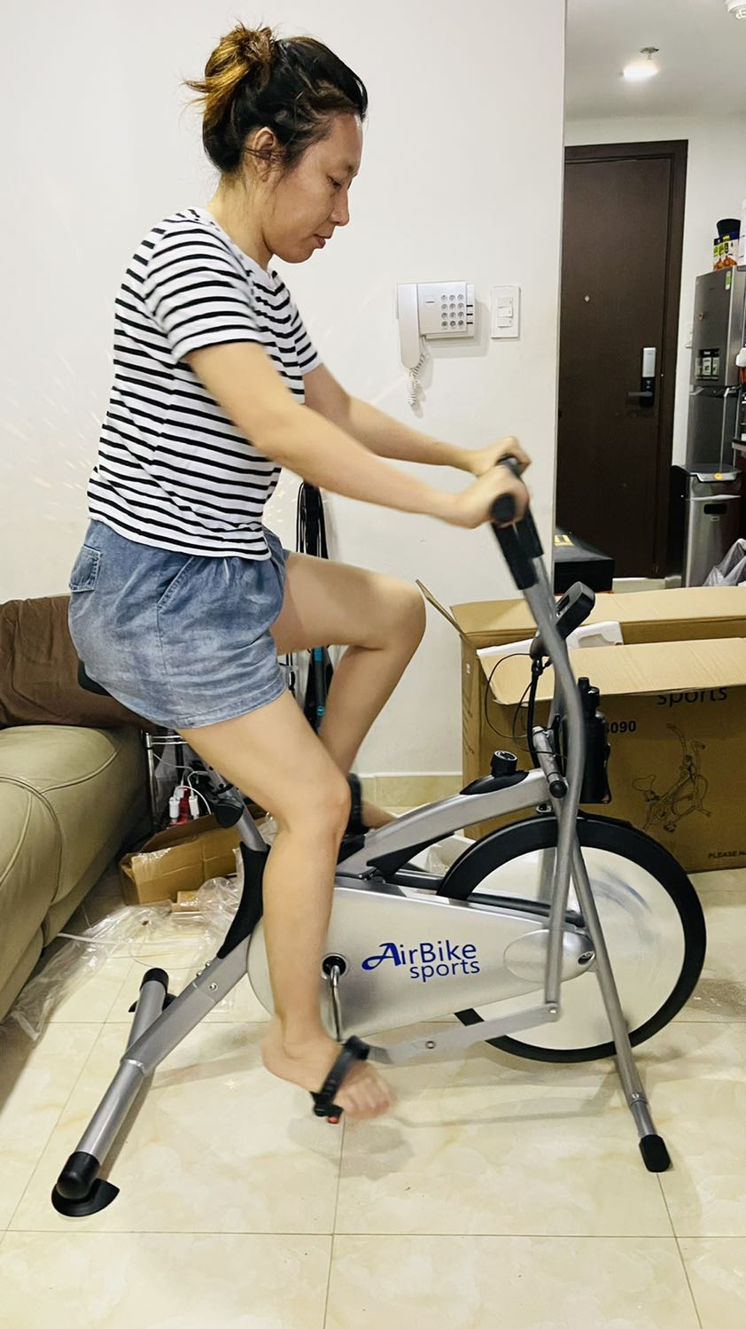 Máy khá chắc chắn, nhỏ gọn 
Lúc đầu tưởng cũng dễ lắp ráp nhưng phải mất gần tiếng đồng hồ, chắc do chưa quen.
Mở youtube lên xem dễ hiểu hơn trong cuốn sách hướng dẫn mặc dù có tiếng việt nhưng hình nhỏ quá ko hình dung được. Nhiều bù *** ốc vít nên phải người thích lắp ráp thì ok.
Phù hợp gia đình, giá cả phải chăng. 5 sao nhé