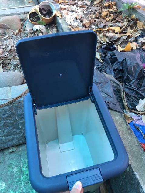 hàng dẹp quá cảm ơn shop và tiki. nhựa cứng rất chắc chắn chất lượng sờ thích và không bám bẩn. thiết kế nắp bật tiện lợi sử dụng. giá cả còn rất phù hợp và hợp lý.shop đóng gói cẩn thận và giao hàng nhanh chóng