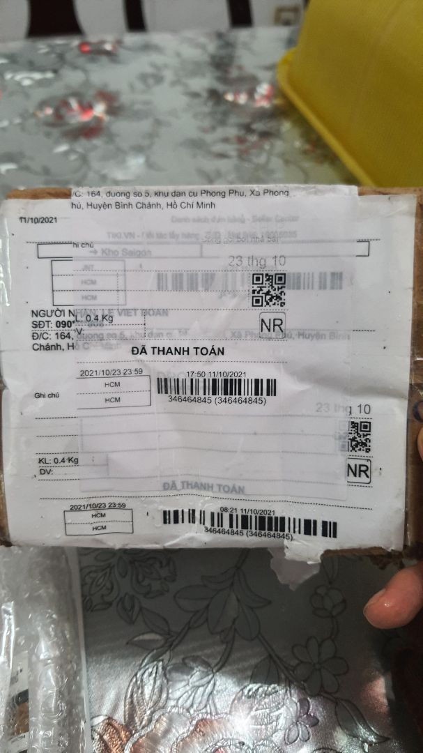 Đặt mua 2 chai, thanh toán trước, đến khi nhận hàng thì chỉ có 1 chai, chai còn lại thì khi mở bọc bảo vệ ra thì nhãn mác muốn rơi ra ngoài, vừa nhận hàng thì đã liên hệ bộ phân cskh của tiki báo sự việc, hơn 1 tuần vẫn không thấy hồi âm gì cả, gọi số 19006035 gần cả chục cuộc đều bận máy và không thấy nhân viên nào liên hệ lại. Hàng hóa tiki bảo đảm chính hãng không phải hàng nháy thì trường hợp này như thế nào, cứ xem ảnh chụp gửi kèm sẽ hiểu chất lượng. Đã mua rất nhiều hàng trên tiki nhưng đơn hàng này tiki làm ăn quá tệ.