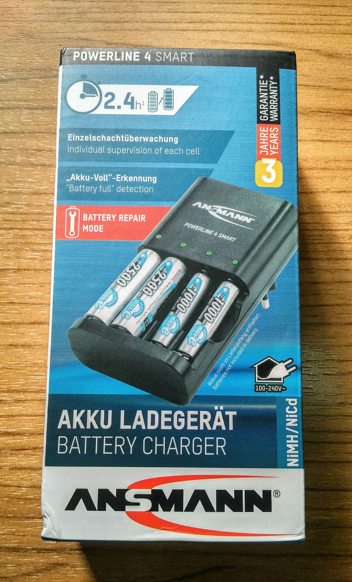 - Pin AA NiMH rechargeable 2.900 mAh/cục (gấp 5-6 lần pin xài một lần phổ thông), có khả năng sạc lại không dưới 1.000 lần
- Sạc thông minh: (1) sạc độc lập và tự động ngắt khi đầy từng cục/ loại pin, (2) báo hiệu khi gắn lộn cực, (3) ngưng sạc khi đầy, (4) pin dưới 70% dung lượng được sạc nhanh, (5) nhận diện pin hư, (6) sạc được cho cả pin AAA, vân vân và mây mây... Các tính năng này ít thấy ở các loại sạc khác - kể cả dòng cao cấp.
- Thết kế gọn gàng, chắc tay, mạnh mẽ, toát lên "phẩm chất Đức"
- Giá cả cạnh tranh, ổn hơn rất nhiều so với dòng tương đương Eneloop (hãng Panasonic) mà lại có nhiều tính năng thông minh hơn.

Bộ sạc và pin sạc này mình tặng Papa. Ổng xài rất ưng: Tỉ dụ như gắn pin vô máy cạo râu thì xài tới bốn tuần mới hết pin (tần suất xài hàng ngày), so với pin xài một lần trước khi thì chỉ hai-ba tuần là cạn. Đồng thời lại góp phần bớt gây ô nhiễm môi trường. Đầu tư chi phí (hơi) cao một lần cho bộ này, song lại có lợi bền vững lâu dài.

Mạnh dạn cho năm sao nhen.