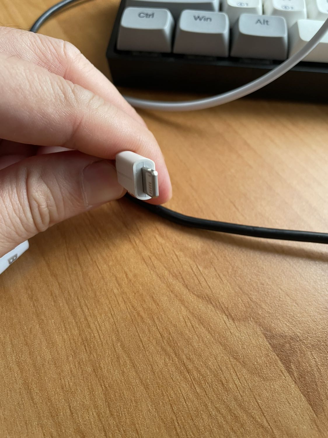 Cable chính hãng, có mã QR check sản phẩm chính hãng, chất lượng tốt. Đã kiểm tra đo dòng sạc ổn định. Sạc iPhone có thể lên đến 1.5A. 
Nhược điểm là đầu sạc hơi to, cắm vào một số case điện thoại sẽ không vừa.