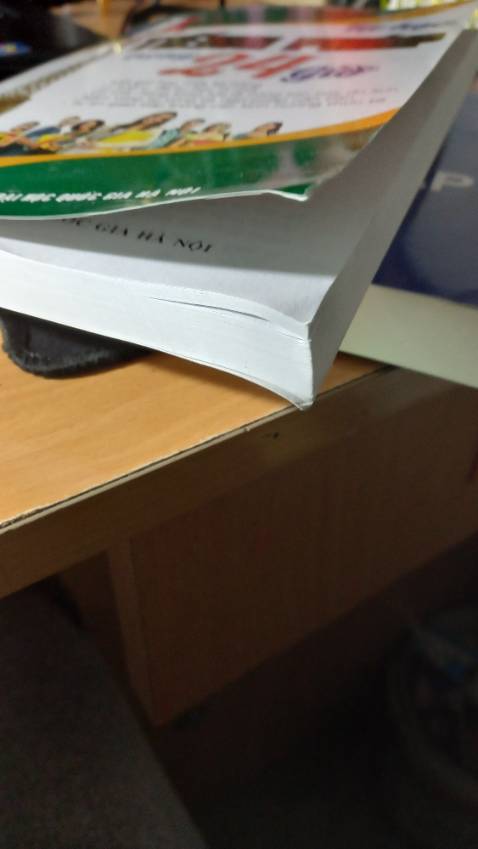 Giao hàng nhanh nhưng mà gói hàng trông sơ xài quá làm cho sách bị cong cả góc mong shop lần sau có thể để ý khâu gói hàng hơn