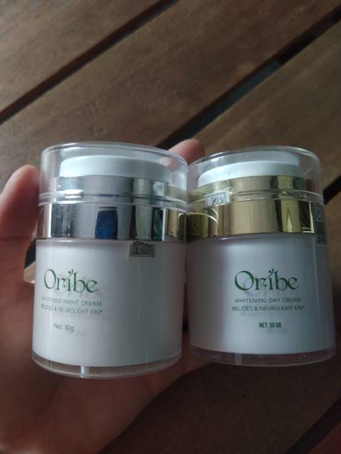 Chất kem màu trắng dễ tán,mùi hơi khó chịu xíu,nâng tone nhẹ,ko gây kích ứng khi sử dụng,kết hợp bạn ngày đêm để nhanh đạt hiệu quả mong muốn,lúc trc mình mua 1h đc tặng 1h mình mới sd gần đây hi vọng có hiệu quả