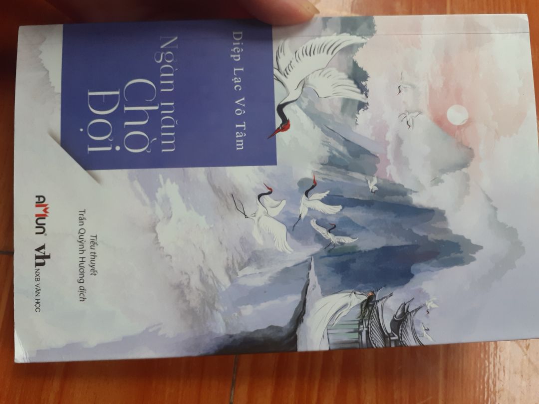 Uiiii ưng lắm íiiiiiii 😻
Giao hàng nhanh cực chưa đến 1 ngày đã nhận được nhaa :33
Chỉ hơi bị méo ở góc một tí với không có màng bọc sách hay sao ă nhưng khum sao :333
Rất tuỵt nha mn :333