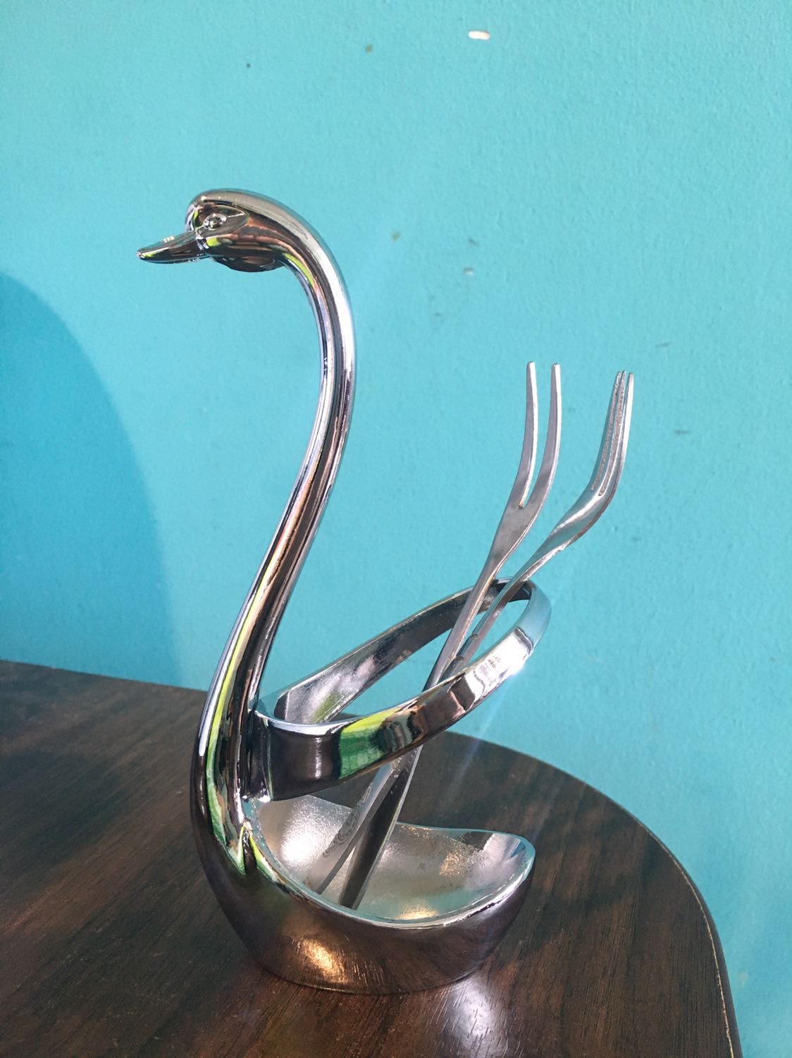 Bộ giỏ nhỏ nhắn xinh xắn, hình thiên nga rất đáng yêu, để trên bàn ăn trông khá sang. Tuy nhiên lưu ý giỏ không kèm thìa dĩa nhé, mọi người nên mua kèm theo bộ thìa dĩa ở DandiHome luôn. Mình sẽ mua thêm vài bộ cho bố mẹ hai bên.