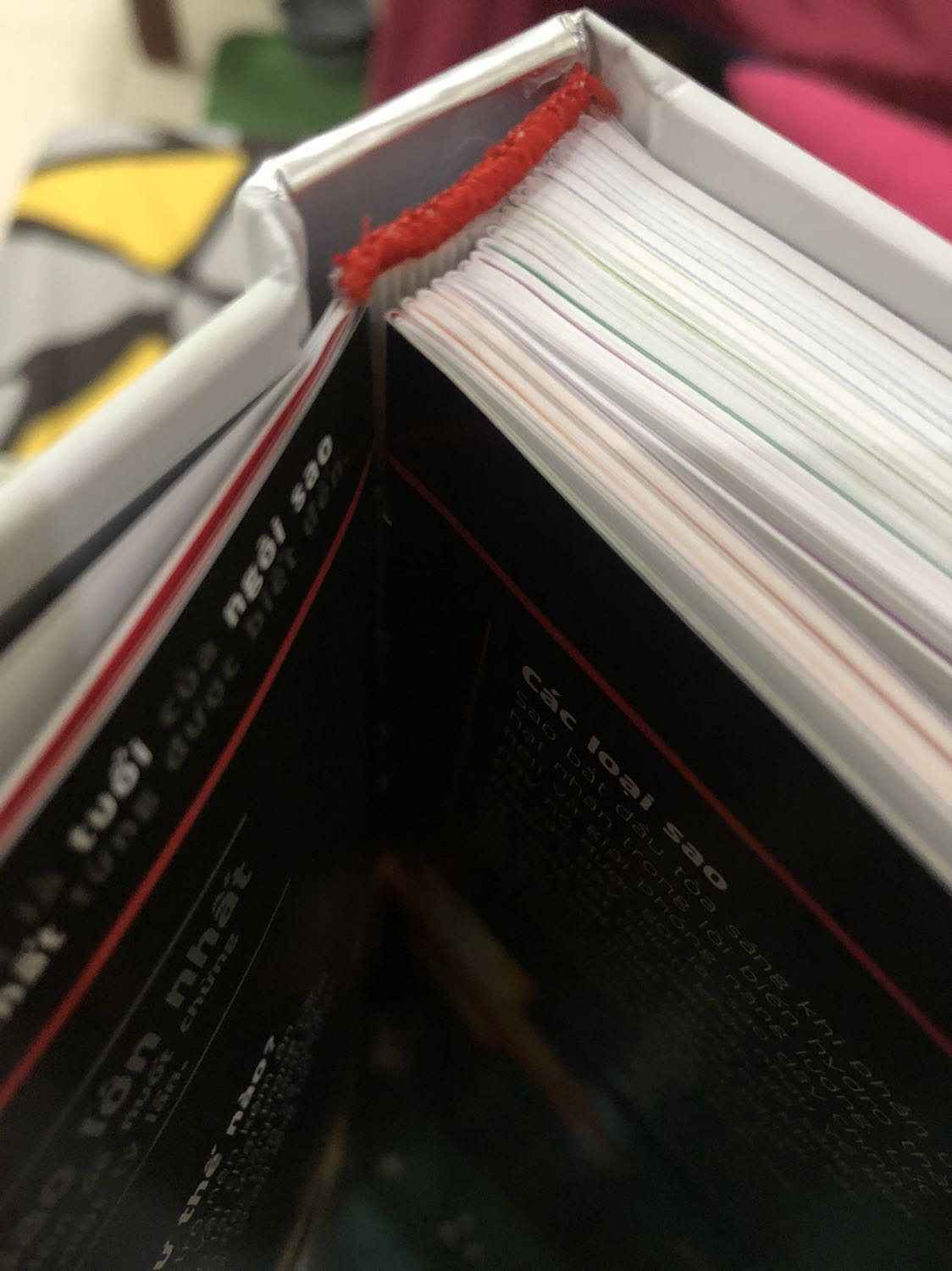 Nội dung sách rất hay, đa dạng vẫn chi tiết chứ k hời hợt. Cuốn sách kiến thức tổng quát đáng đọc. Nội dung sách được 5 sao.

Tuy nhiên chất lượng sách vừa nhận keo đã bong, chỉ khâu 2 tập đầu cũng hơi bong ra như ảnh. Sách dầy ntn mà vừa nhận về đã như kia ko biết khắc phục sao, chỉ sợ sớm rách tan tành 😭😭😭😭