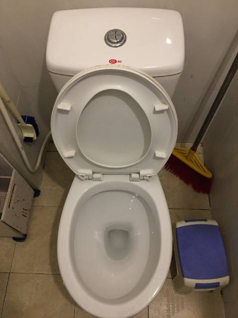 đánh giá là dòng nước tẩy rửa bồn cầu hando này hoạt tính tẩy rửa mạnh hơn mấy loại của gift hay vim mình đã từng dùng nhiều. bởi khi xịt nước tẩy ra sàn và tường gạch men, ốp gạch men trong phòng tắm là thấy có phản ứng hóa học xảy ra liền + sủi bọt tăm + mùi chất tẩy rửa sộc lên khá là nồng, vì thế khi sử dụng nên đeo khẩu trang nhé, khi dùng chổi hoặc cây cọ rửa thì khói sương phản ứng bay lên nữa cơ, đồng nghĩa với việc là tẩy sạch và sau khi tráng cọ lại nước sạch thì phòng tắm thiết bị vệ sinh bóng sáng hơn, mùi hôi khó chịu cũng đã hết, trước mình tẩy gift nhưng vẫn phảng phất mùi nồng hôi, thử qua hando này thì đã hạn chế đc mùi bay phảng phất bám vào người luôn.