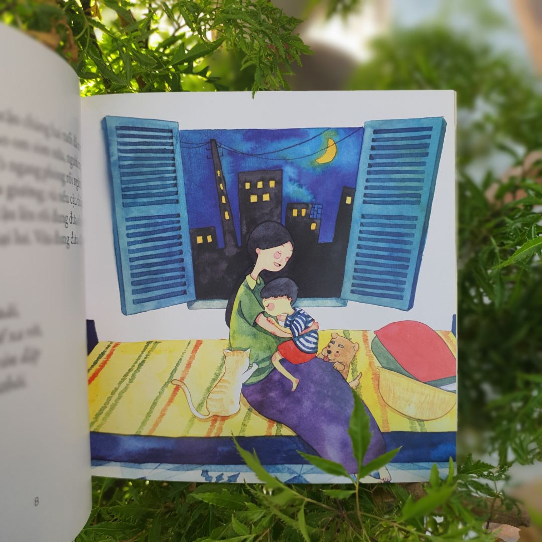 sách rất đẹp. bìa cứng bóng trơn. màu sắc hình ảnh thiết kế đẹp. rất hài lòng. câu chuyện giúp gắn kết tình cảm mẹ và con hơn, biết cách bộc lộ cảm xúc và điều đó là điều nên làm đối với các thành viên trong gia đình đặc biệt là với trẻ nhỏ.