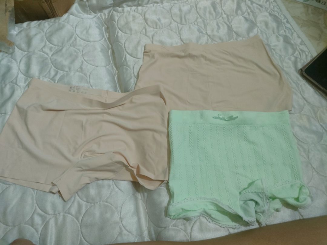 theo mình thì chất vải co giãn mềm mịn,nhìn xinh lắm,nhma không hiểu sao mình đặt hai cái,chênh lệch giá nhiều ơi nà nhiều mà hai cái y chang nhaooo,đó là điều mình băn khoăn 1 tí,còn lại thì mọi thứ tuyệt nè,mình mới nhận hàng nên chưa biết mặc về lâu dài ra sao!!