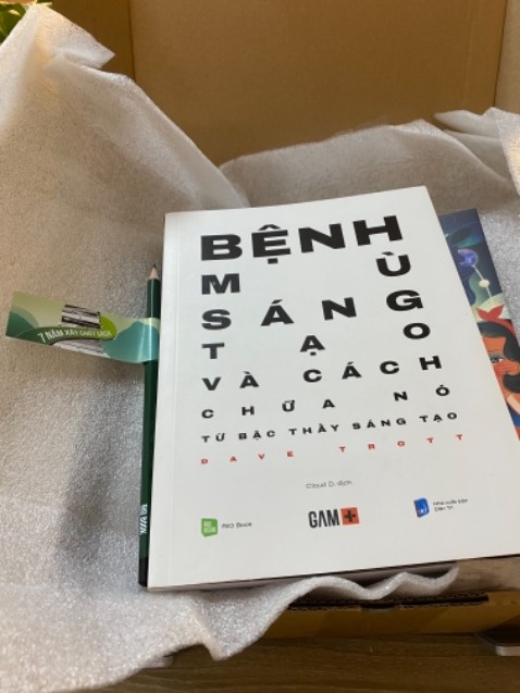 Nội dung sách là những mẩu truyện ngắn về sáng tạo tác giả sưu tầm được, sau đó có một bài học cuối mỗi chuyện. Đọc quyển này thấy mở mang cho mình góc nhìn về sáng tạo và giải quyết vấn đề bằng sáng tạo. Những bài học để lại cho mình những suy nghĩ nhất định. Trước giờ hay đọc sách tư duy tâm lý nặng đô, quay lại đọc quyển này thấy rằng ko phải những phân tích cao suêu mới có thể tác động đến tư duy của mình. Chỉ cần những thứ nhẹ nhàng nhưng có sức nặng ntn thôi là đã biến chuyển nhiều điều trong đầu mình vê tư duy sáng tạo rồi. Sự sáng tạo có mặt ở khắp mọi nơi và ai cũng có khả năng sáng tạo, điều quan trọng là mình phải luyện tập nó hàng ngày, tìm kiếm sự stao trong những thứ nhỏ nhất.
 Chất giấy ok, chữ to, có hình minh họa nên đọc cũng dễ chịu.