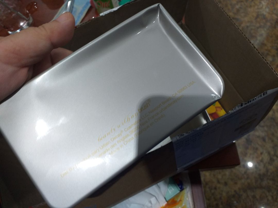 Đủ số cọ, chưa sử dụng ko biết ra sao mà nhìn cái hộp bị biến dạng mặc dù vẫn đóng nắp hộp lại được!