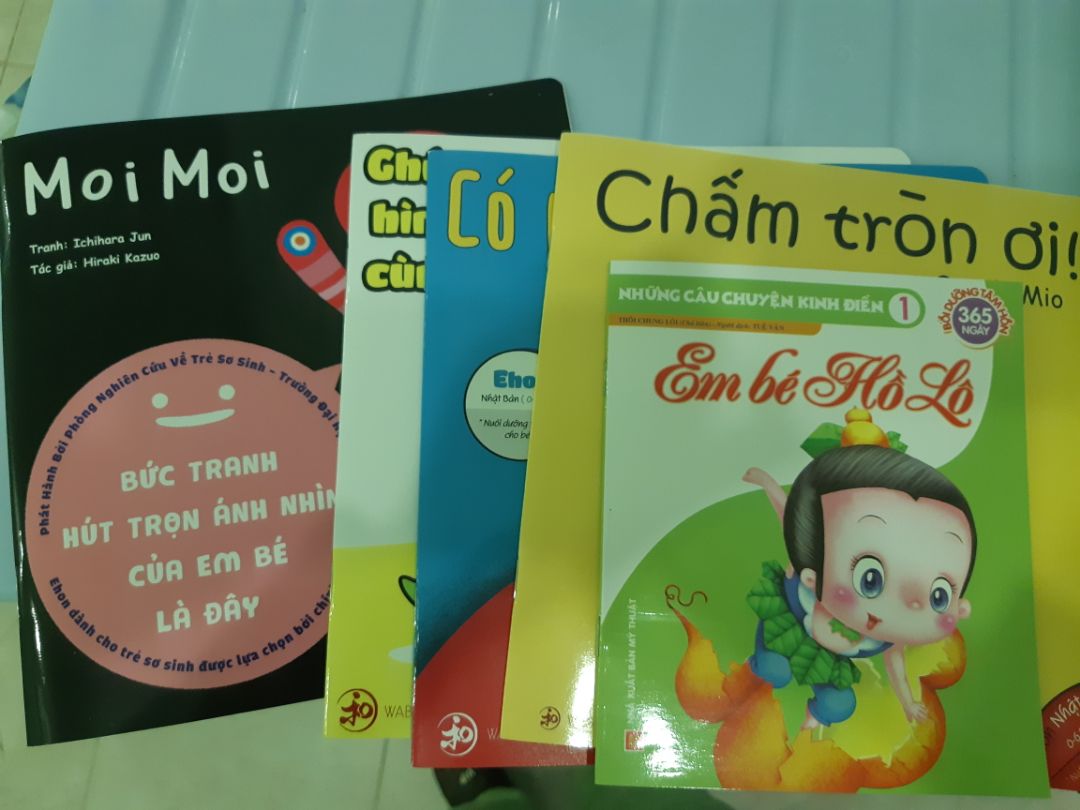 Shop ơi cho mình hỏi mình có đặt hàng bộ này trên shop báo là tặng kèm cuốn Những câu chuyện kinh điển. Vậy là tặng kèm 1 cuốn trong bộ đó hay tặng cả bộ vậy ạ? Hôm qua mình nhận hàng thì chỉ được tặng 1 cuốn trong khi hình ảnh shop đăng là cả bộ truyện ạ? Mong sớm nhận được phản hồi của shop?