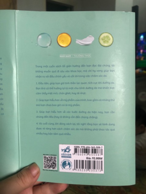 Cuốn sách về triết lý dưỡng da và Mỹ phẩm để tối ưu hoá việc dưỡng da và giúp tìm ra một chu trình phù hợp. Nội dung hữu ích, ko thiên về kĩ thuật hay tính chuyên môn. Rất đáng tìm hiểu để có làn da VUI VẺ VÀ HẠNH PHÚC. Tiki giao hàng nhanh