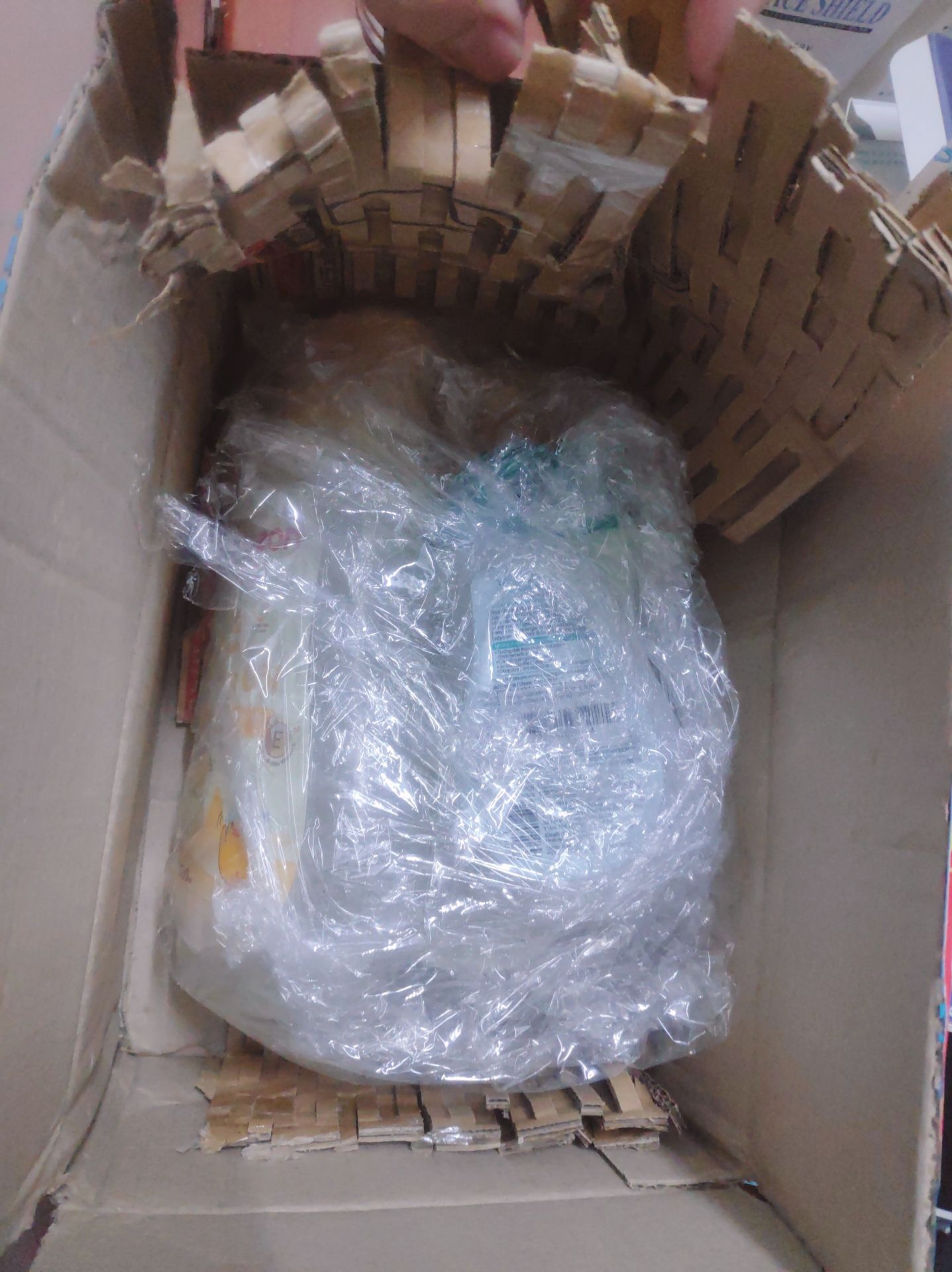 Đăng lên đây bảo mua đơn 299k có chương trình tặng kèm thú bông xong cuối cùng mua một đống mà k có tặng kèm gì cả. Gọi lên tổng đài thì bảo số lượng có hạn nên k giao được. Thế sao lúc k còn quà tặng thì k thông báo trên đơn hàng hoặc gỡ banner có quà tặng kèm xuống? ĐÚNG LÀ *** ĐẢO.