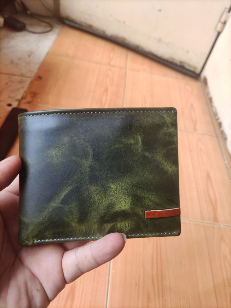 màu rất chất , bóp đủ rộng đựng tất cả giấy tờ cũ lẫn mới , đường may chắc chắc đều xịn mịn. Chỉ duy nhất còn mùi da thuộc hơi kinh tí hhhh