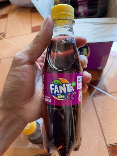 Nước giải khát Fanta nho thơm ngon mang đến cho bạn cảm giác sảng khoái, tươi mới sau những giờ làm việc mệt mỏi. Hương nho thơm ngon kết hợp cùng ga hoàn hảo