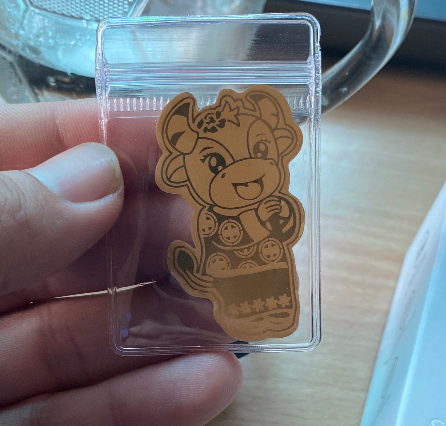 Sản phẩm trông rất xịn xò, chưa biết sạc ntn nhưng cầm nặng tay và đóng gói cực kỳ cẩn thận. Lại được bonus thêm con trâu đáng yêu nữa. ???
Để dùng 1 thời gian xem chất lượng ra sao.