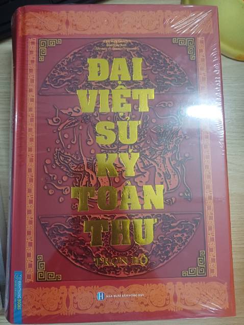 Giao nhanh, hài lòng với cách đóng gói sản phẩm bìa cứng cẩn thận thế này. Có kèm theo post card thú vị Giao nhanh, hài lòng với cách đóng gói sản phẩm bìa cứng cẩn thận thế này. Có kèm theo post card thú vị