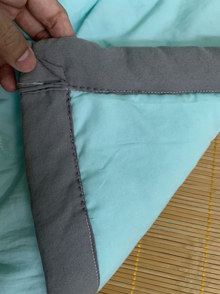 Ko mềm mại như quảng cáo, chất nylon nóng lắm, đắp mùa đông hợp lý hơn. Phát hiện thêm vấn đề ở phần tag sản phẩm cho thấy dấu hiệu hàng nhái, làm giả nguồn gốc xuất xứ cũng như nhãn hiệu là quá rõ ràng. Chăn thấy cắt chỉ để may tag vào sau đó may đè lại đường chỉ lại, đường may lại dúm dó, đường chỉ viền ban đầu là màu đen nhưng giật tag may lại là chỉ màu trắng. Làm ăn kiểu *** này mình hết sức bực mình. Mong tiki có hướng giải quyết cho mình trả lại hàng và hoàn lại tiền để mua sản phẩm khác tốt hơn và đúng giá trị hơn.