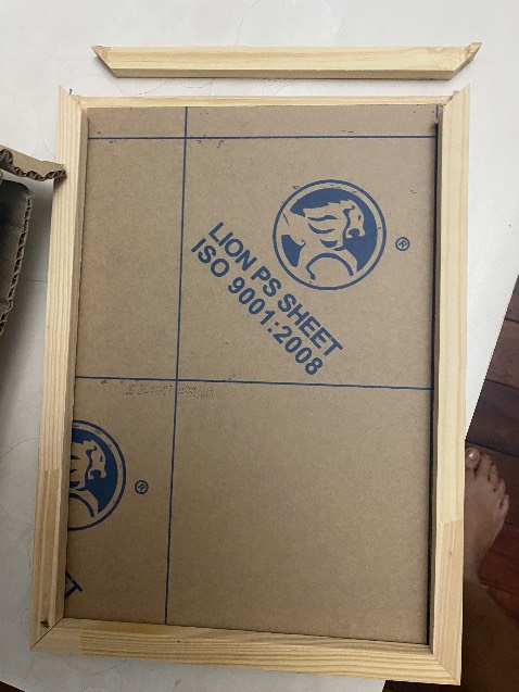 Khung hình gỗ không có kính, có 1 cạnh gỗ rơi ra, yêu cầu đổi lại hàng dùm