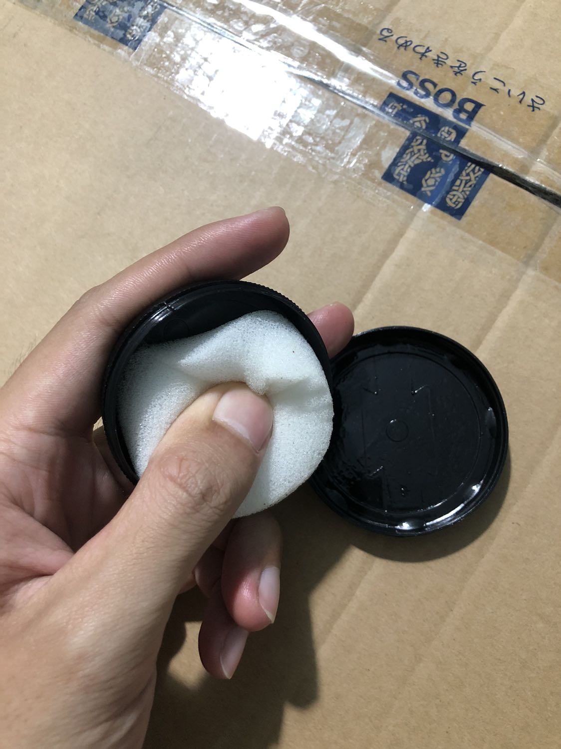 Sản phẩm ko như trên mô tả. Các hộp xi ko có nhãn mác như ảnh của shop cung cấp. 1 hộp xi bằng nhôm bên trong chứa sáp màu trắng, mùi rất nồng. Hộp còn lại bằng nhựa, bên trong độn xốp, ko phải chứa xi màu đen như mô tả của shop. 
Các bàn chải lông nhựa rất cứng ko thể dùng đánh giày da đc. 
Sản phẩm này từ Siêu thị Ngọc Huyền ko đảm bảo chất lượng, mọi người đừng mua để rồi phải thất vọng.
Góp ý với shop: hãy ngưng bán những sản phẩm kém chất lượng như thế này. Hoặc ít ra shop hãy mô tả đúng với sản phẩm thật mà shop bán. Ko nên *** dối khách hàng. 
Mình rất ko hài lòng với cách kinh doanh của shop.
Buôn bán kiểu ko uy tín thì dù có làm cái gì cũng không thể khá nổi đâu ạ.