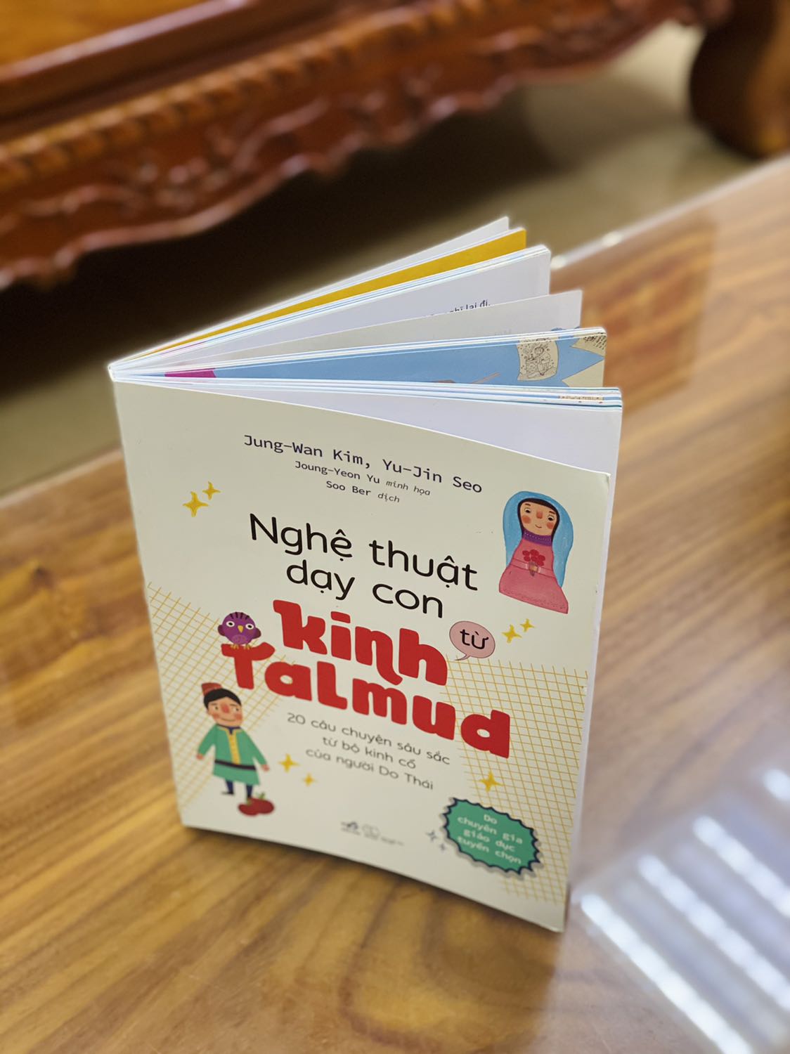 - Tiki giao hàng nhanh chóng nhưng đóng gói chưa được cẩn thận, sách không được bọc plastic & hộp đựng khá nhỏ nên góc sách bị cong một chút. 
- Về mặt hình thức sách khổ vừa, bìa mềm nhưng được in màu toàn bộ, chất lượng giấy ổn, ảnh minh họa theo từng câu chuyện khá đáng yêu & dễ hiểu. 
- Cá nhân mình sẽ thích hơn nếu sách được xuất bản dưới dạng bìa cứng, sách phù hợp cho phụ huynh & các em nhỏ.