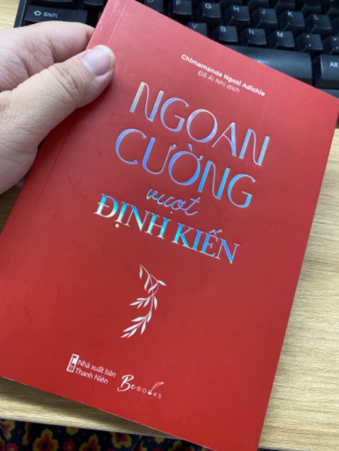 Giao nhanh lắm, cuốn sách xinh ơi là xinh. Mới đọc mấy trang nhưng đã thấy hay rồi :)) mà k dày nên dễ đọc rất hợp với ai lười đọc sách dày như mình ^^