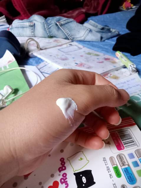 Đóng gói kĩ, giao hơi chậm, vỏ tuýt mỏng.
Chất màu trắng sữa, hơi đục, thấm nhanh thoa xong hơi dính nhma để 1 lúc thì đỡ hơn.
Đã sài 2 ngày và ko bị kích ứng