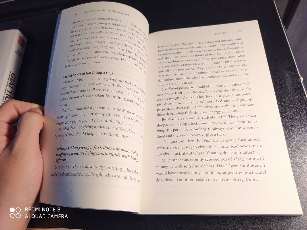 sách hơi nhẹ (quá) so với mình tưởng tượng (nhưng chắc là do chất liệu giấy và bìa), mực in rõ ràng sạch sẽ, đóng gói cũng rất cẩn thận (có bọc chống xóc). nhưng mà khs cuối sách lại có 3 tờ trắng tinh (chắc do bên nxb sách)