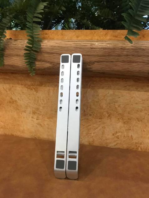 Hợp kim nhôm nên sản phẩm rất đẹp, chắc chắn, góc cạnh rõ nét, có thể gấp gọn cho vào túi nhỏ xinh, tiện mang đi công tác. Có nhiều mức độ cao thấp để điều chỉnh phù hợp với tầm mắt và tay đánh máy của mình, chất lượng thì quá tốt rồi, tiếc là ko có nhiều màu để lựa chọn. thanks shop. 5 sao