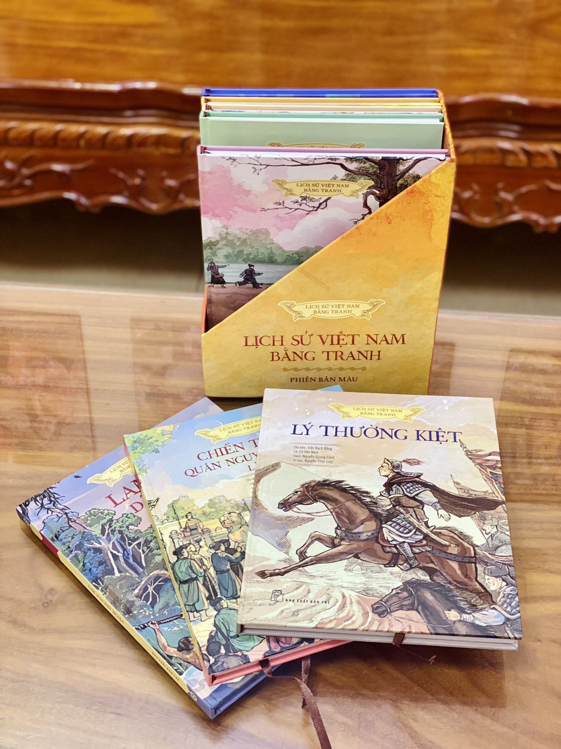 - Tiki giao hàng nhanh chóng tuy nhiên đóng gói chưa được cẩn thận, hộp giấy to như vậy nhưng chỉ chèn một lớp giấy ở phía trên, còn khoảng trống khá lớn bên dưới hoàn toàn không có giấy chèn. 
- Sản phẩm được đầu tư chỉnh chu về mặt hình thức, boxset khá nặng bao gồm 8 quyền bìa cứng, cầm chắc chắn, in màu toàn bộ, tranh vẽ xuất sắc. 
- Cá nhân mình cực kỳ hài lòng về boxset này, vừa có ý nghĩa về mặt lịch sử vừa thỏa mãn về mặt hình thức. Hi vọng mọi người đều sở hữu một boxset chất lượng như vậy trên tủ sách của mình ??????