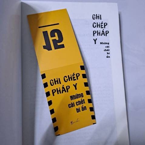 Mình chưa đọc nhưng thấy review ổn áp, gặp đợt sale  khá rẻ nên hốt em nó về luôn. Sách đẹp, có tặng kèm bookmark mỗi tội lúc bọc và gói làm nhăn gần hết tất cả các trang. Sách mới, in ấn rõ ràng và đẹp mắt. Shipper giao nhanh, đặt hôm nay ngày mai có rồi. Tất cả đều OK nên có thể tạm chấp nhận được việc sách bị nhăn.