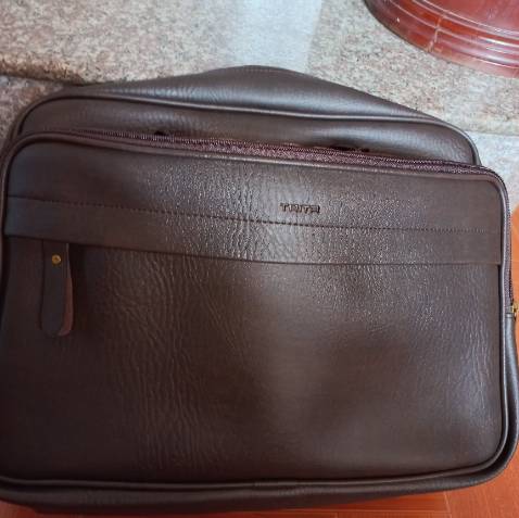 Cặp da trita tca10 nhiều ngăn, chất da tổng hợp mền chứ không cứng, khóa  bằng kim loại mà kéo bon. Trước mắt, vừa nhận được hàng, cảm thấy  sản phẩm mức độ hoàn thiện là tốt. Sử dụng một thời gian sẽ đánh giá độ bền sau.