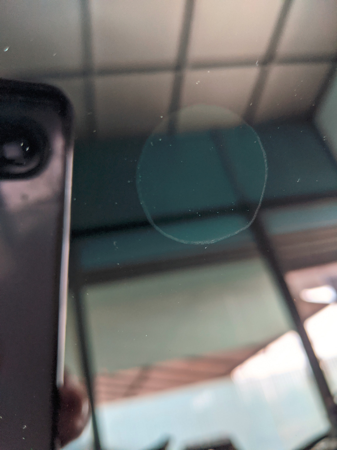 - Đã mua 1 miếng, nhận hàng ko dán liền mà mang đi mang về tối mới khui ra dán, thì thấy miếng dán đã bị nứt 1 đường dài- ko chắc là bị nứt do nhà cung cấp, do vận chuyển hay do cá nhân mình- nên ko phản ảnh lại mà đặt mua lại miếng khác.
- Miếng thứ 2 về, khi dán thì sản phẩm bị LỖI- 1 ô tròn (như hình) ko hít vào mặt kiếng (ko phải lỗi bọt khí như các miếng dán rẻ tiền- thông thường các miếng dán của Nillkin sẽ tự hít vào mặt kiếng mà ko cần tác động vào.