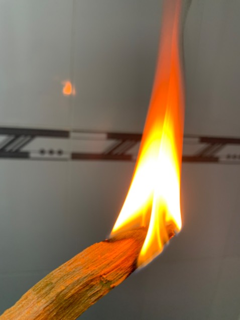 Sản phẩm kém chất lượng. Lúc đốt thì rất dễ cháy và cháy rất to. Đến lúc tắt thì lại không có khói? K Khói sao mà xông?  Đốt nửa cây rồi vẫn chưa xông hết dc cái phòng 20m2
Mình xài rất nhiều gỗ palo ở các shop khác. Chưa gặp trường hợp này dễ bén lửa lại k lên mùi như này. Thường 1 cây mua chỗ khác xài dc 2-4 lần. Ở đây 1 lần đốt hết cả cây luôn quá
