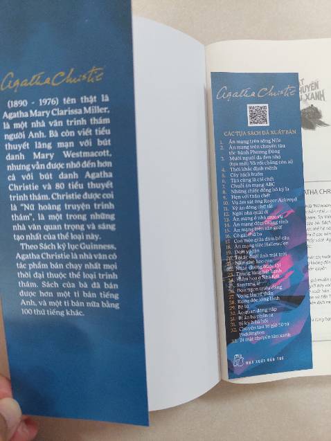 Cái chết con gái nhà triệu phú người Mỹ trên chuyến tàu tốc hành băng qua nước Pháp dấy lên nghi ngờ của cảnh sát xung quanh người tình và người chồng của cô. Khi thám tử Poirot, người cũng có mặt trên chuyến tàu vào cuộc điều tra, một gợi ý nhỏ dành cho ông cuối cùng lại là nút thắt để tìm ra hung thủ thực sự của vụ án.