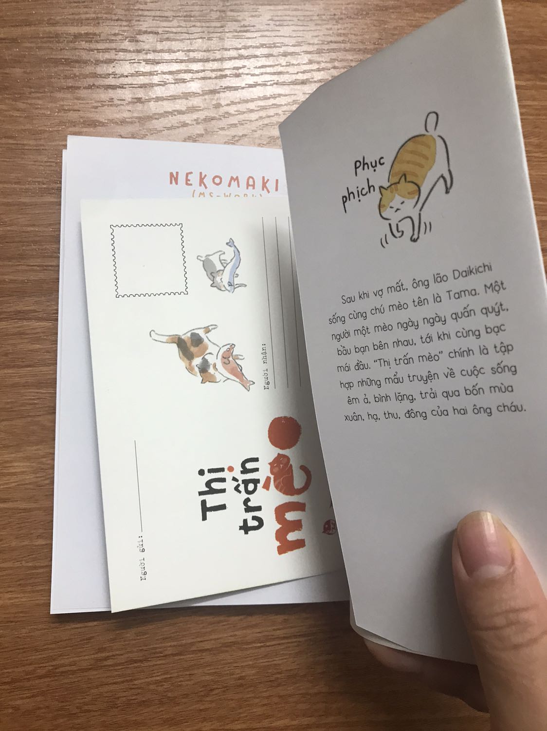 Truyện siêu cute, màu in đẹp lại tặng postcard. Mỗi lần ra tập là chỉ muốn hú hét vì đáng yêu quá. Ngoài đáng yêu thì cũng rất ya nghĩa. Mỗi khi bận lòng mở Thị trấn mèo ra đọc lại là thấy yêu đời ngay à.
Dịch vụ của tiki vẫn 10 điểm nhe.