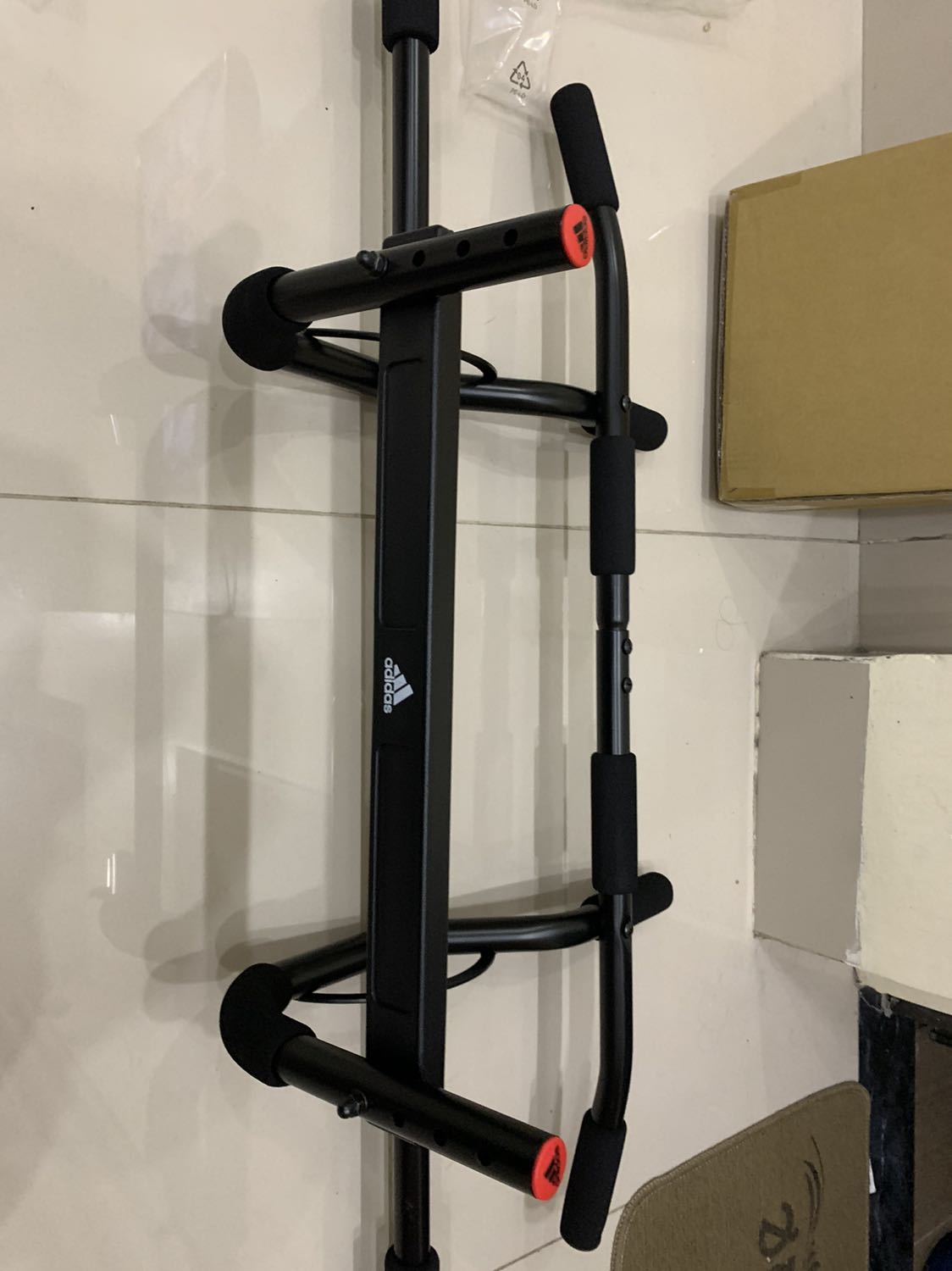 đủ phụ kiện,mà nếu muốn treo thì phải lắp thêm giá treo riêng nhé mọi người.giờ mình chưa biết treo thế nào nữa.