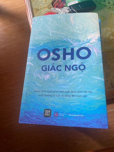 Mình mua 3 cuốn. Cuốn này đẹp quá. Đọc 30 trang đầu thì khá khó thấm bởi vì mình có quá ít trải nghiệm để hiểu nó.

Hi vọng lần đọc sau và sau nữa sẽ hiểu nhiều hơn hihi ^^