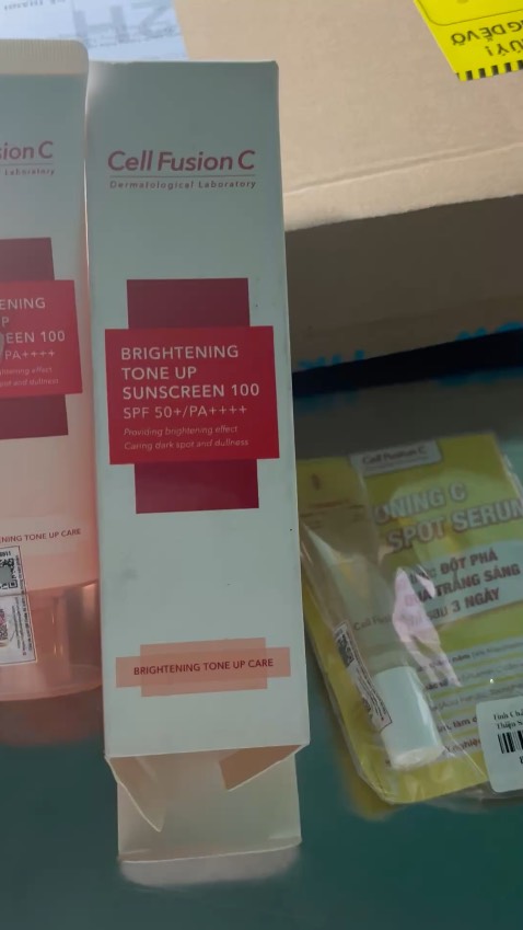 Kết cấu mỏng nhẹ, dễ tán, thấm nhanh và không gây bết dính hay nặng mặt. Khả năng chống nắng tốt, giúp bảo vệ da ổn định và hạn chế kích ứng khi ra nắng. Tuy nhiên, giá thành hơi cao so với mặt bằng chung nhưng chất lượng khá xứng đáng. Tiki gói hàng nhanh, giao hàng nhanh, chính hãng, rất chất lượng.