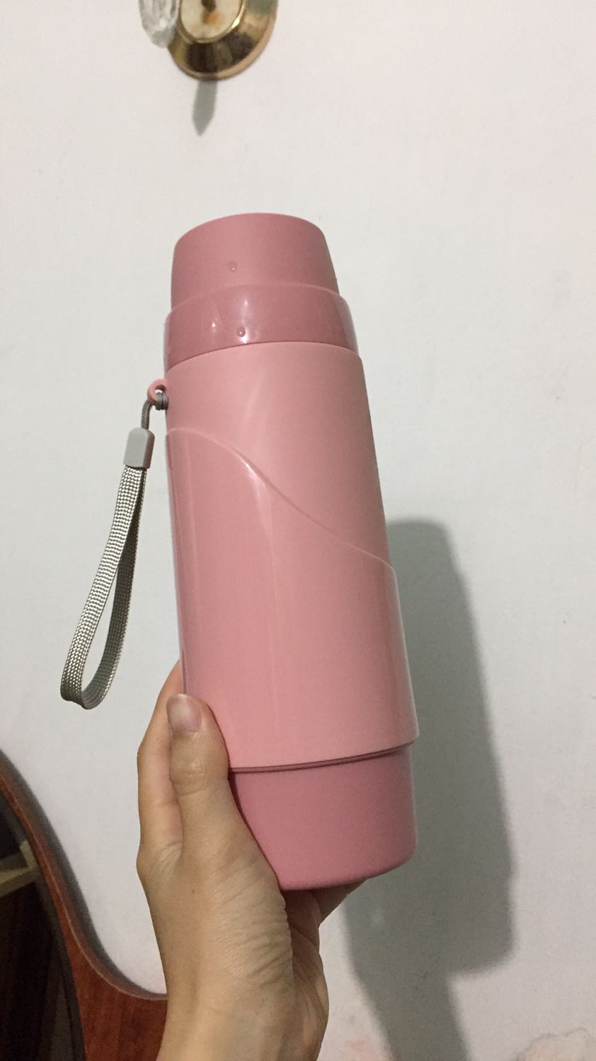 Phiên bản mini của phích nước rạng đông, ruột thuỷ tinh nên các bạn đừng đánh rơi nhé vỡ đấy ? các loại bình giữ nhiệt khác thì giữ nhiệt bằng lớp chân không ở giữa nên đánh rơi cũng ko sao.
Giá rẻ thiết kế cute mà giữ nhiệt cũng tốt, 5 sao luôn