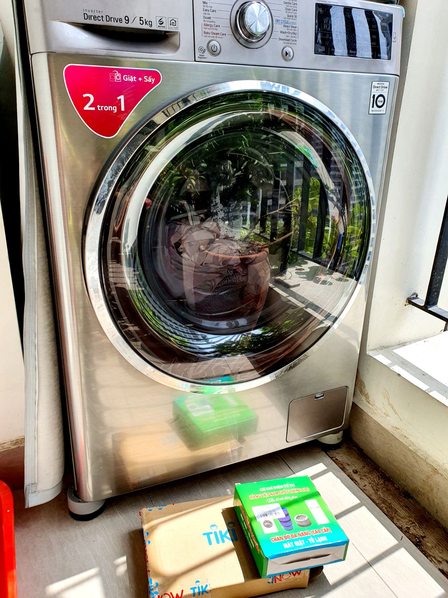 Tiki đóng gói cẩn thận, giao hàng nhanh. Yên tâm khi máy giặt 4 chân thêm vững chắc.