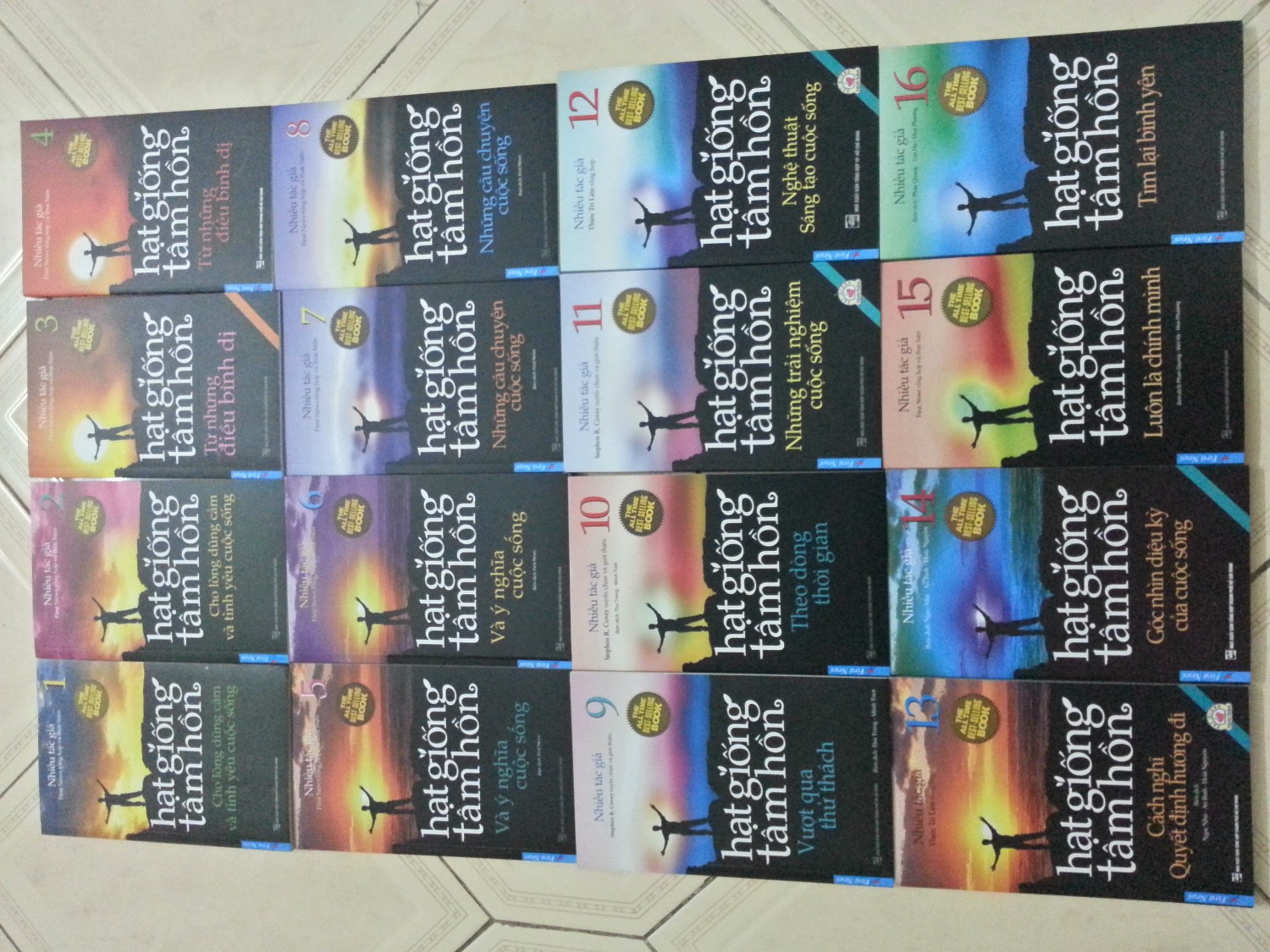 Giao hàng đúng giờ, đóng gói hàng cẩn thận, nội dung rất hay và ý nghĩa trong cuộc sống phù hợp với mọi lứa tuổi từ học sinh, sinh viên, người đi làm, hay những người lớn tuổi, hơi tiếc là có 1 vài chỗ chữ in mờ và sai chính tả, chất lượng giấy khá tốt. Nếu giấy hơi vàng tí thì nhìn sẽ sang chảnh hơn. Hài lòng với bộ sản phẩm này.